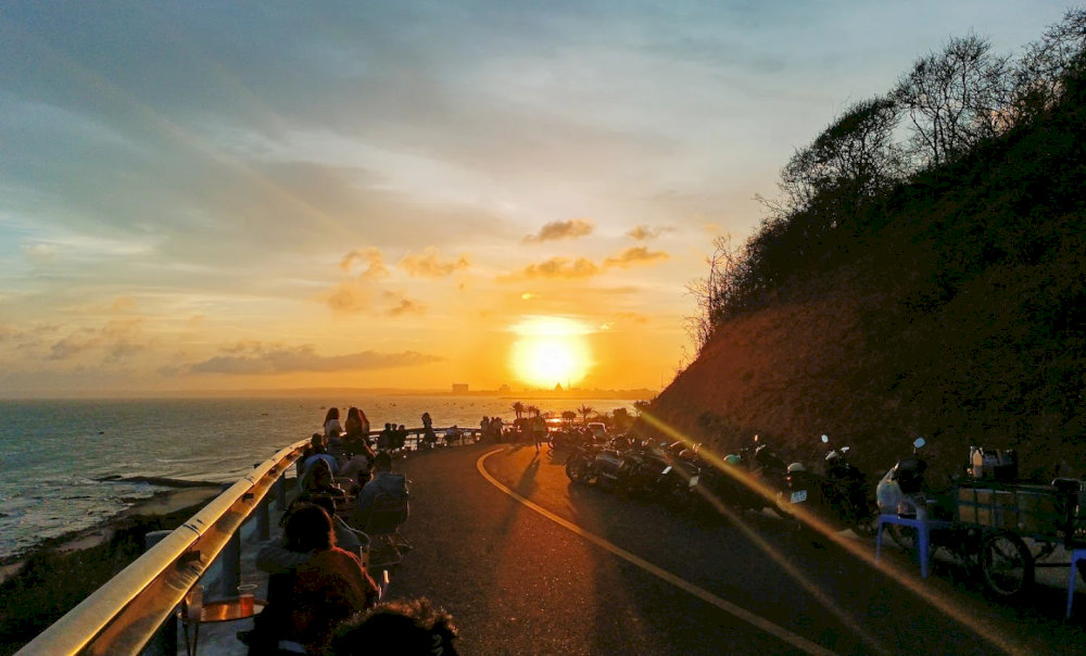 Ngắm hoàng hôn đầy thơ mộng